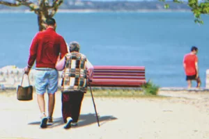 A feleség 2 repülőjegyet talál a férje aktatáskájában, rajtakapja, hogy egy idős nővel nyaral