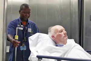 A dolgozónak azt mondták, hogy vigye a beteget a szobába, csak a kamera felvételei miatt kelt majd feltűnést