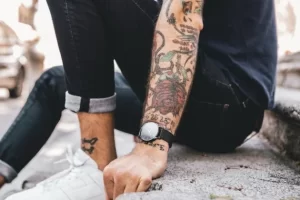 Egy tanulmány szerint 10-ből 8 nő jobban vonzódik a tetovált férfiakhoz