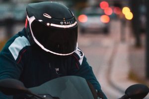 Egy leleményes francia férfi olyan motoros sisakot készített, amely baleset esetén segítséget tud hívni