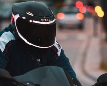 Egy leleményes francia férfi olyan motoros sisakot készített, amely baleset esetén segítséget tud hívni