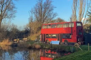 A kreatív pár átalakít egy londoni emeletes buszt jelzálogmentes otthonná.