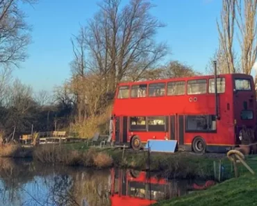 A kreatív pár átalakít egy londoni emeletes buszt jelzálogmentes otthonná. A kreatív pár átalakít egy londoni emeletes buszt jelzálogmentes otthonná.