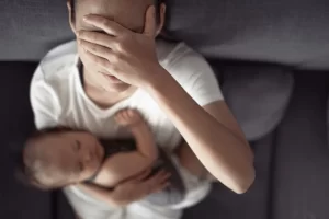 Ez a fiatal anya megbánta, hogy gyermeket szült, és szeretne visszatérni a régi életéhez