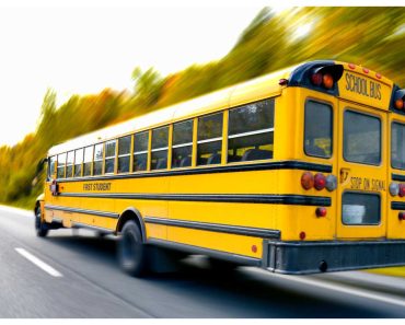 Egy 11 éves fiú kiugrott egy iskolabusz ablakából az autópályára, hogy elmeneküljön a bántalmazók elől