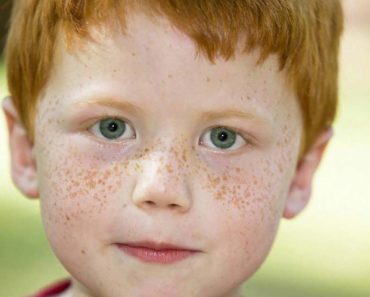 Egy 3 éves kisfiút megaláznak és „csúnyának” neveznek, mert vörös a haja. A reakciója szívszorító