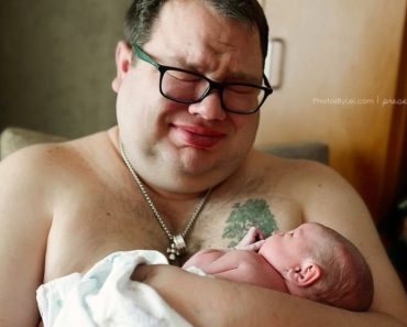 Szívmelengető fotók örökítik meg az apa reakcióját, miután először tartotta a kezében a szivárványbabáját
