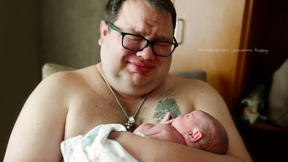Szívmelengető fotók örökítik meg az apa reakcióját, miután először tartotta a kezében a szivárványbabáját
