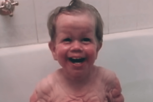 1993-ban ez a fiú egy ötévesnek is elég bőrrel született. De várj, amíg meglátod őt ma