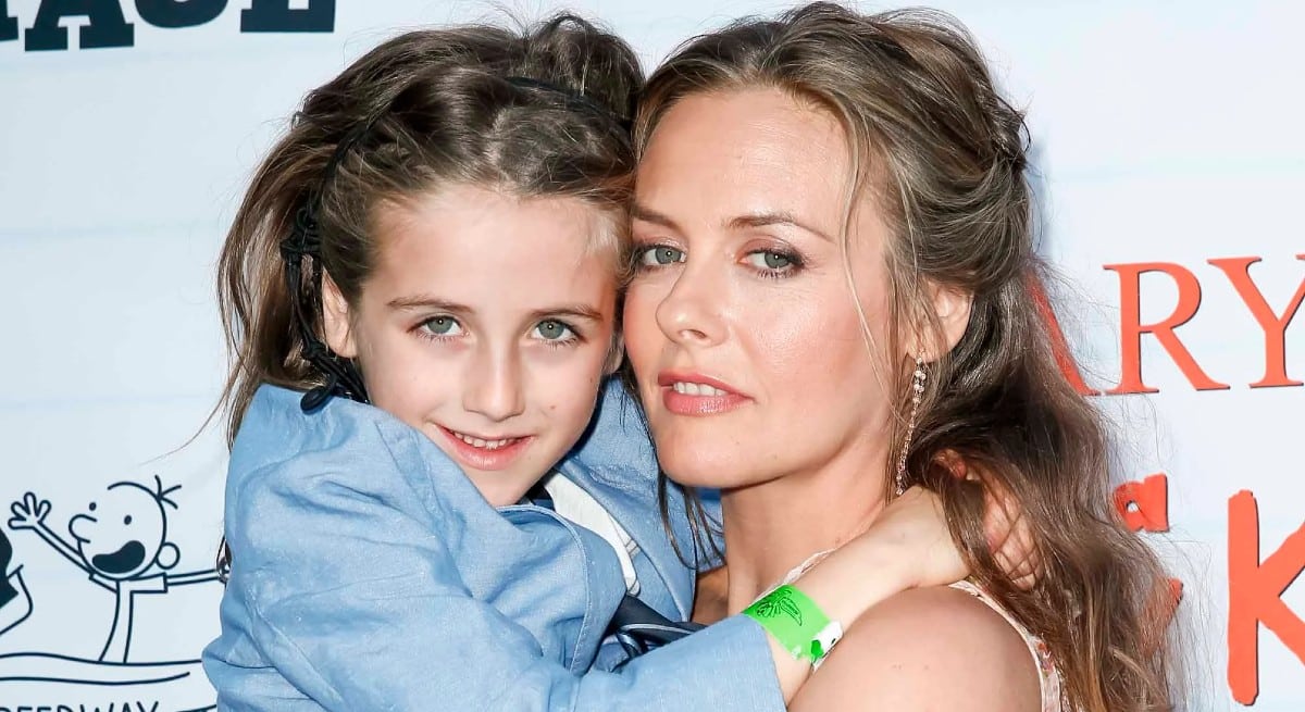 Alicia Silverstone még mindig együtt alszik a 11 éves fiával – tényleg annyira ellentmondásos ez?