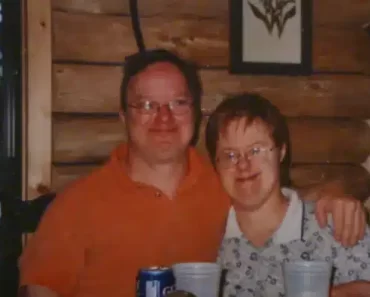 A Down-szindrómás özvegy 25 év házasság után tiszteleg elhunyt férje előtt.